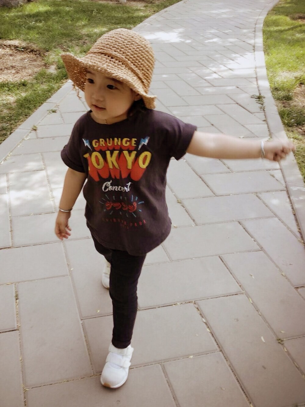 「ZARAのアイテム（Tシャツ/カットソー、グレー系）」を使った、puddingさん（キッズ・90cm）の春コーディネートの1枚目の写真