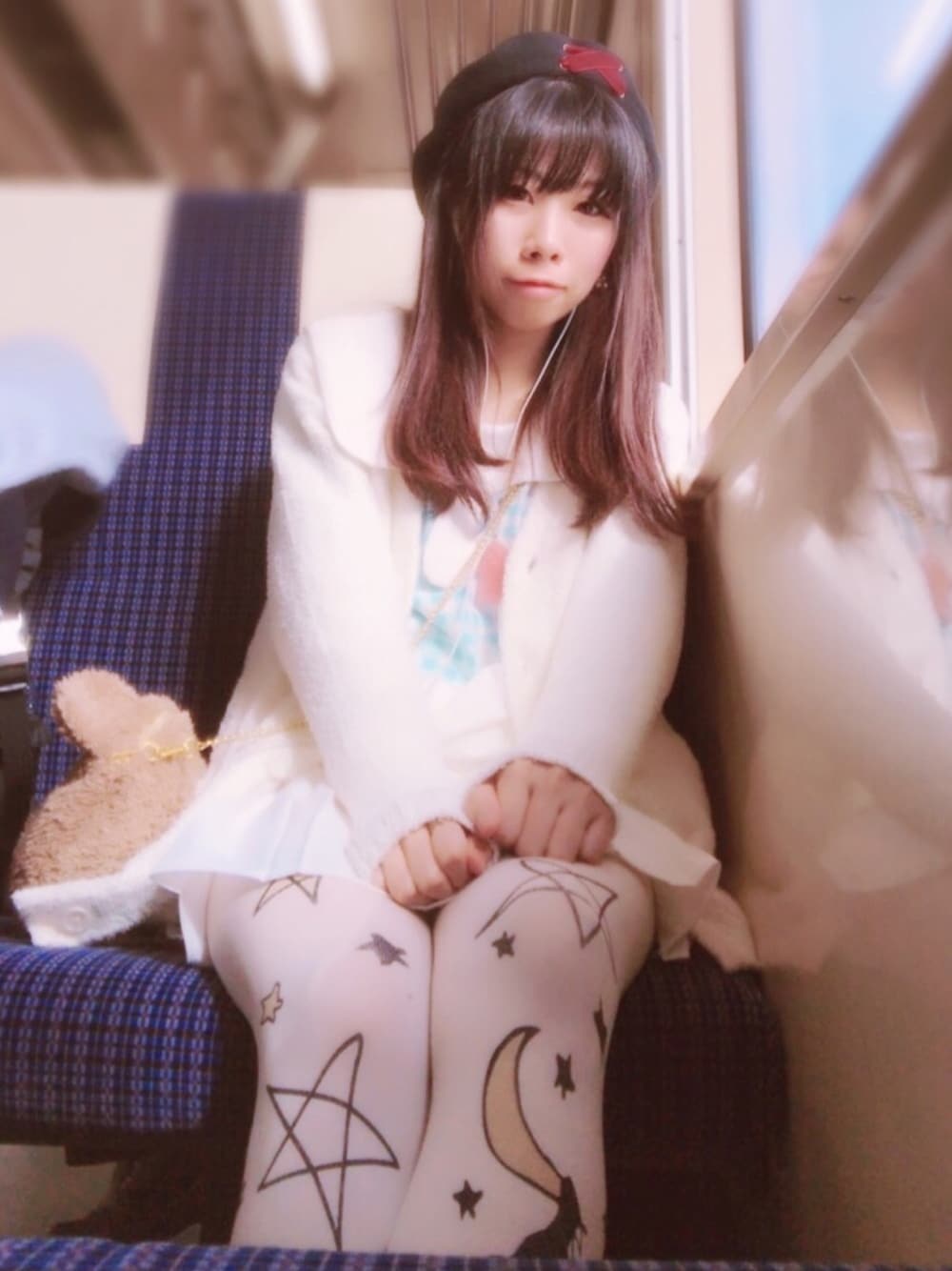 「冬コーデ、ゆめかわいい、水色×白、かわいい、LIVE、ライブスタイル、旅行コーデ、ガーリー、プリーツスカート」｜「UNIQLOのアイテム（カーディガン/ボレロ、ホワイト系）」を使った、pickaliceさん（レディース・158cm）の冬コーディネートの1枚目の写真