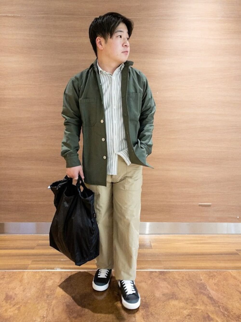 カーゴパンツを使った「ライトグリーン」の人気ファッション