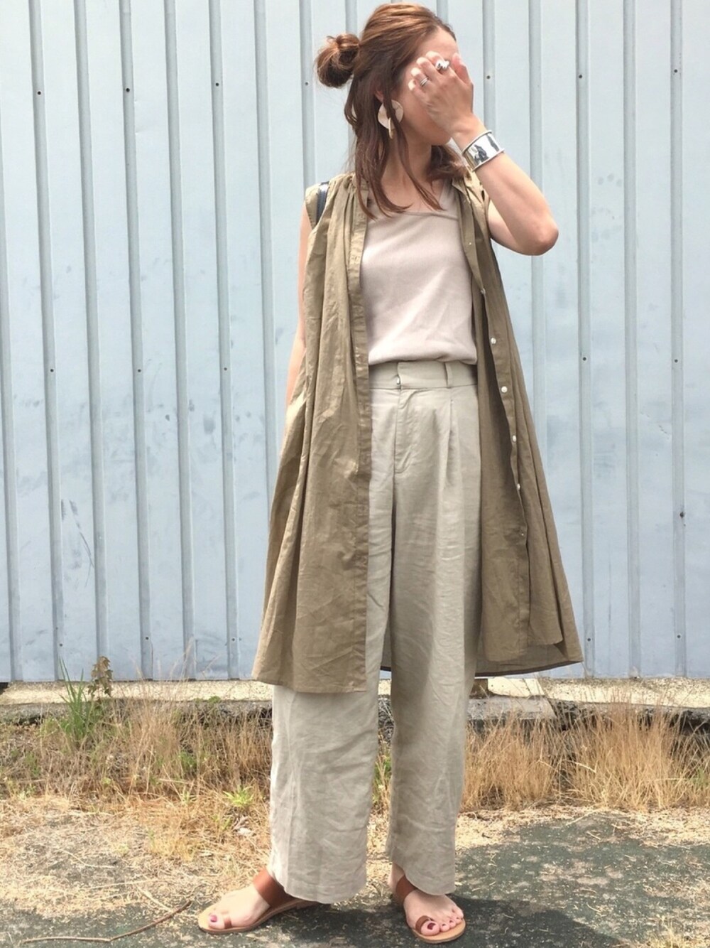 「夏、ラクチンコーデ、カジュアル、大人カジュアル、オトナ女子、おしゃれさんと繋がりたい、チュニック、ワンピース」｜「CIAOPANIC TYPYのアシメショルダータンクトップ（タンクトップ、ベージュ系）」を使った、mochikoさん（レディース・164cm）の夏コーディネートの1枚目の写真