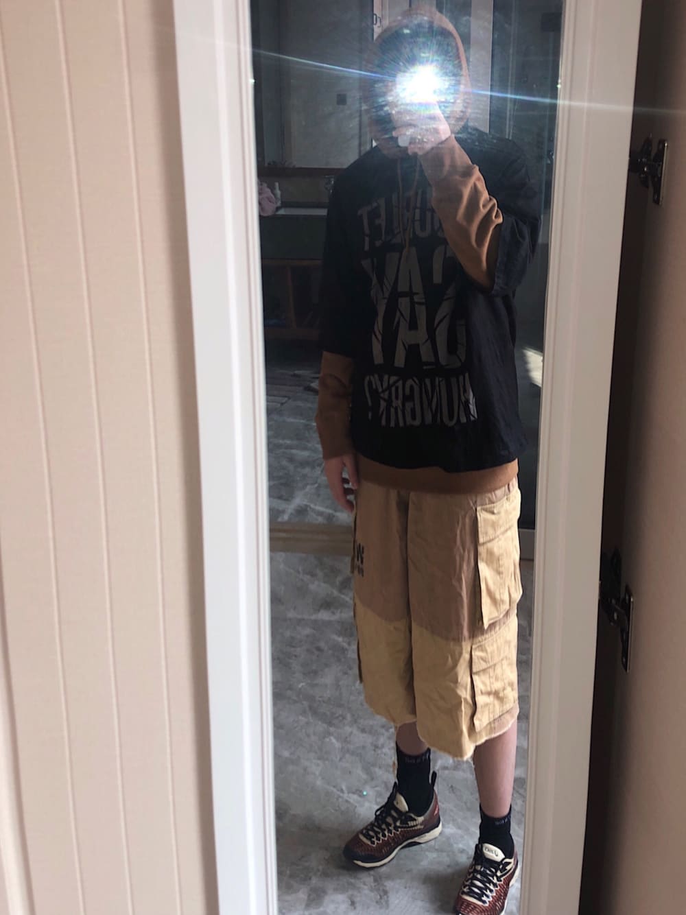 「VLONEのアイテム（パーカー、ブラウン系）」を使った、untisさん（メンズ・183cm）の春コーディネートの1枚目の写真