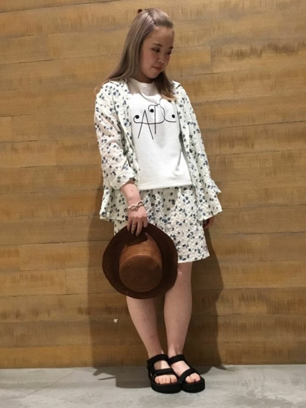 「ジャケット、セットアップ、花柄、ショートパンツ、Tシャツ、ハット、大人カジュアル、サンダル、春夏コーデ、JOURNAL STANDARD relume」｜「JOURNAL STANDARD relumeのシャーリングサッカー Flower Jacket（その他アウター、ホワイト系）」を使った、JOURNAL STANDARD EC担当さん（レディース・150cm）の夏コーディネートの1枚目の写真