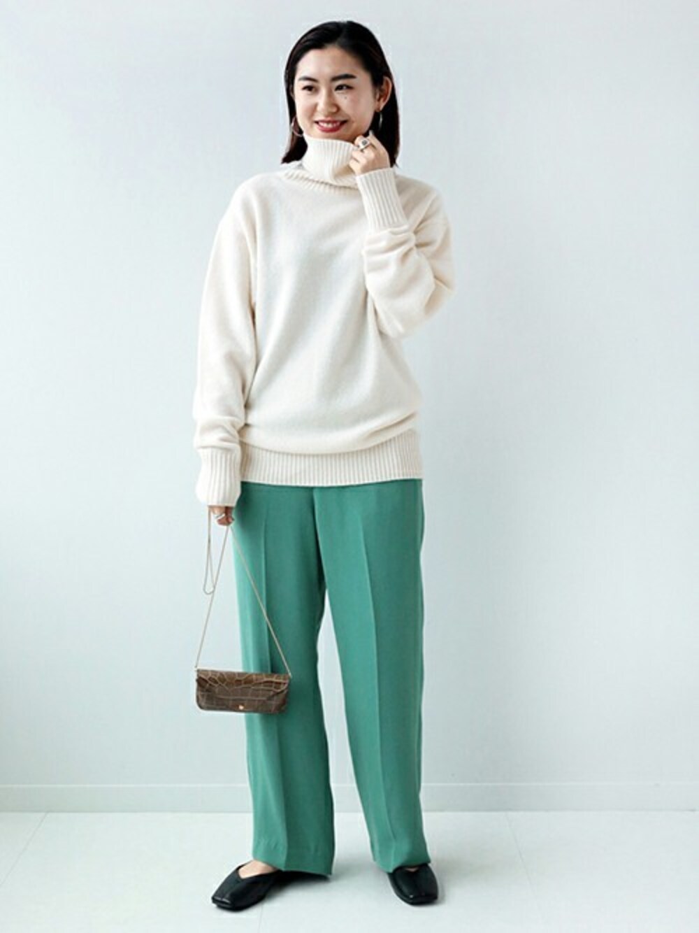「ニット、レオパード、グリーン、カラーパンツ、冬コーデ、白、タートルネック、大人カジュアル、パンツスタイル、relume」｜「JOURNAL STANDARD relumeのエクストラファインメリノウールタートルネック◆（ニット/セーター、ホワイト系）」を使った、JOURNAL STANDARD EC担当さん（レディース・160cm）の冬コーディネートの1枚目の写真