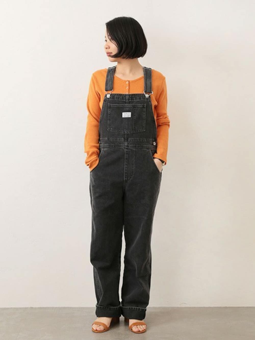 「デニム、ブラック、サロペット、オーバーオール、オレンジ、大人カジュアル、Levi's、春色、春コーデ、relume」｜「Levi'sの【LEVI’S/リーバイス】DAD VINTAGE OVERALL：オーバーオール◆（サロペット/オーバーオール、ブラック系）」を使った、JOURNAL STANDARD EC担当さん（レディース・155cm）の冬コーディネートの1枚目の写真