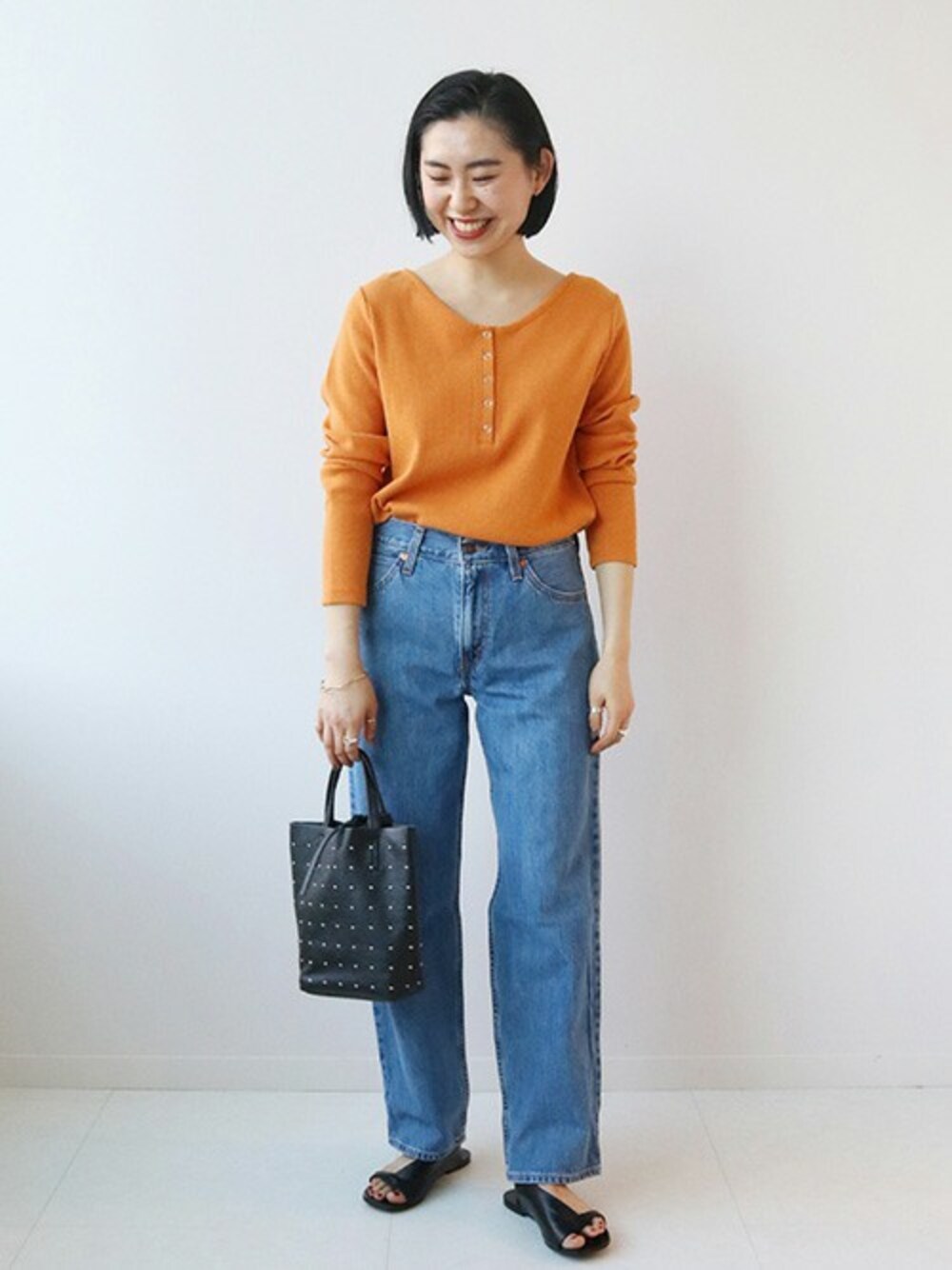 「カットソー、デニム、オレンジ、大人カジュアル、春色、春コーデ、ヘンリーネック、カラーコーデ、relume、リブT」｜「JOURNAL STANDARD relumeのハリヌキリブヘンリーネックプルオーバー◆（Tシャツ/カットソー、オレンジ系）」を使った、JOURNAL STANDARD EC担当さん（レディース・160cm）の冬コーディネートの1枚目の写真