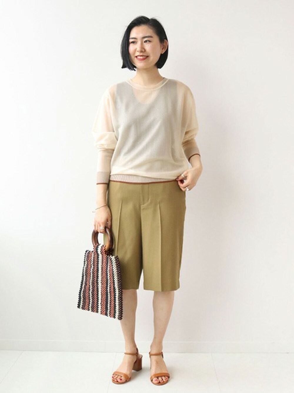 「ショートパンツ、大人カジュアル、カーキ、キレイ目、シアー、relume、シアーニット、ビーズバッグ、marcher」｜「JOURNAL STANDARD relumeのウォッシャブルシアーニットプルオーバー◆（ニット/セーター、ベージュ系）」を使った、JOURNAL STANDARD EC担当さん（レディース・160cm）の春コーディネートの1枚目の写真
