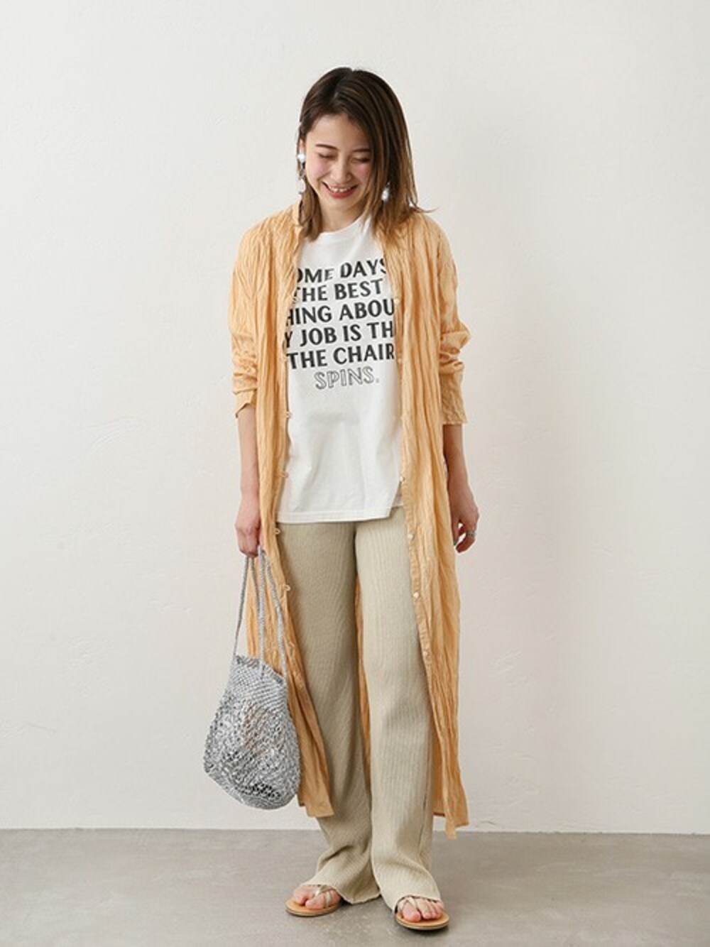 「ワンピース、ロゴT、リブパンツ、オレンジ、大人カジュアル、春色、春コーデ、relume」｜「JOURNAL STANDARD relumeのコットンボイルクリンクルフロントオープンワンピース◆（ワンピース、ベージュ系）」を使った、JOURNAL STANDARD EC担当さん（レディース・153cm）の春コーディネートの1枚目の写真
