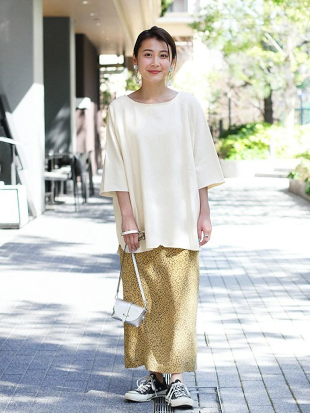 「スウェット、スカート、ホワイト、イエロー、Tシャツ、大人カジュアル、春コーデ、春夏コーデ、relume」｜「JOURNAL STANDARD relumeのカットオフオーバーサイズ スウェットTシャツ◆（Tシャツ/カットソー、ホワイト系）」を使った、JOURNAL STANDARD EC担当さん（レディース・153cm）の春コーディネートの1枚目の写真