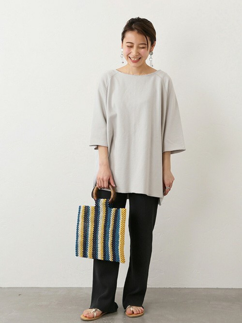 「スウェット、リブパンツ、Tシャツ、大人カジュアル、春コーデ、夏コーデ、カジュアルコーデ、relume、ビーズバッグ、marcher」｜「JOURNAL STANDARD relumeのカットオフオーバーサイズ スウェットTシャツ◆（Tシャツ/カットソー、グレー系）」を使った、JOURNAL STANDARD EC担当さん（メンズ・153cm）の春コーディネートの1枚目の写真