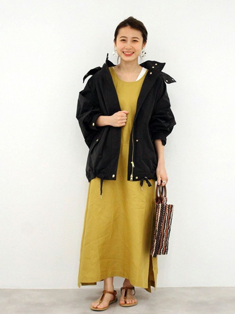 「ブルゾン、ワンピース、WOOLRICH、大人カジュアル、サンダル、春アウター、フードパーカー、カジュアルコーデ、relume、ビーズバッグ」｜「WOOLRICHの【WOOLRICH /ウールリッチ】 ANORAK：ブルゾン◆（ブルゾン、ブラック系）」を使った、JOURNAL STANDARD EC担当さん（レディース・153cm）の春コーディネートの1枚目の写真