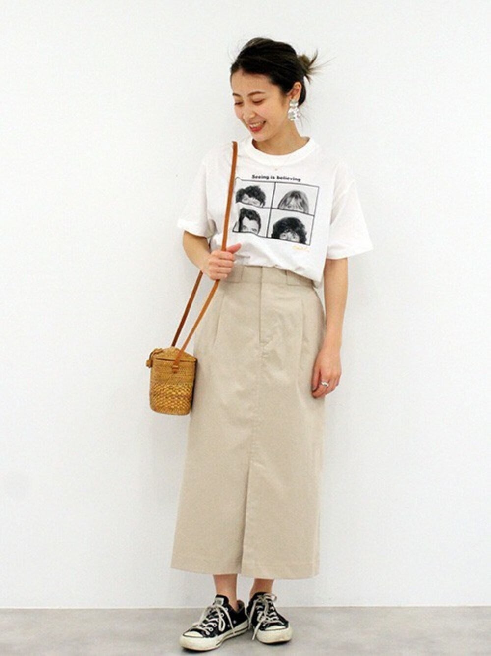「スカート、ベージュ、大人カジュアル、プリントT、春コーデ、夏コーデ、カジュアルコーデ、relume、フォトT」｜「JOURNAL STANDARD relumeの4.0oz【GODLIS/ゴドリス】PHOTO Tシャツ◆（Tシャツ/カットソー、ホワイト系）」を使った、JOURNAL STANDARD EC担当さん（レディース・153cm）の春コーディネートの1枚目の写真