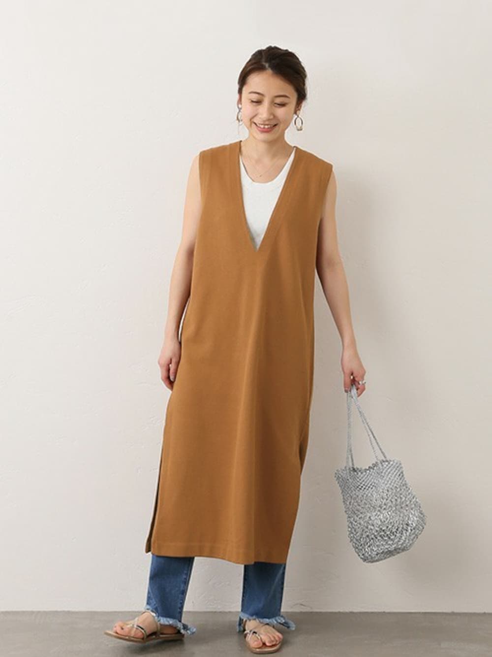 「デニム、ワンピース、ブラウン、ジャンパースカート、巾着バッグ、春コーデ、春夏コーデ、オトナカジュアル、relume」｜「JOURNAL STANDARD relumeのprepellerワンピース◆（ワンピース、ブラウン系）」を使った、JOURNAL STANDARD EC担当さん（レディース・153cm）の春コーディネートの1枚目の写真