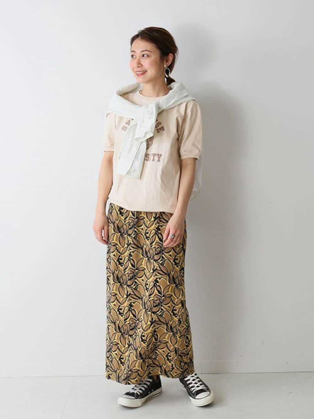 「スウェット、柄、スカート、ヴィンテージ、大人カジュアル、プリントT、春コーデ、夏コーデ、relume、goodwear」｜「Goodwear(Since1983)の【Goodwear/グッドウェア】C/N S/S TEE CUFF AND HEM RIB：Tシャツ◆（Tシャツ/カットソー、ベージュ系）」を使った、JOURNAL STANDARD EC担当さん（レディース・153cm）の春コーディネートの1枚目の写真