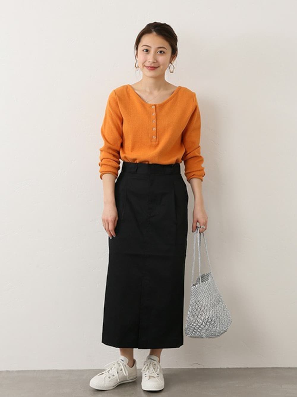 「スカート、大人カジュアル、巾着バッグ、春コーデ、ヘンリーネック、カジュアルコーデ、カラーコーデ、relume」｜「JOURNAL STANDARD relumeのハリヌキリブヘンリーネックプルオーバー◆（Tシャツ/カットソー、オレンジ系）」を使った、JOURNAL STANDARD EC担当さん（レディース・153cm）の春コーディネートの1枚目の写真