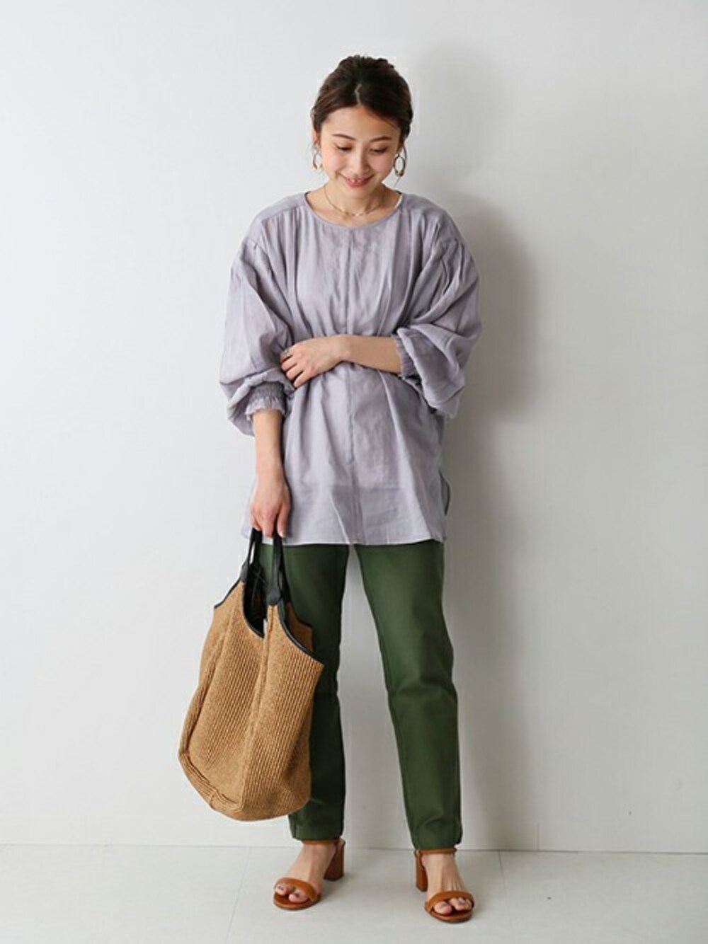 「ブラウス、大人カジュアル、カーキ、ベイカーパンツ、サンダル、パープル、春コーデ、夏コーデ、relume」｜「JOURNAL STANDARD relumeのバックオープンブラウス◆（シャツ/ブラウス、パープル系）」を使った、JOURNAL STANDARD EC担当さん（レディース・153cm）の春コーディネートの1枚目の写真