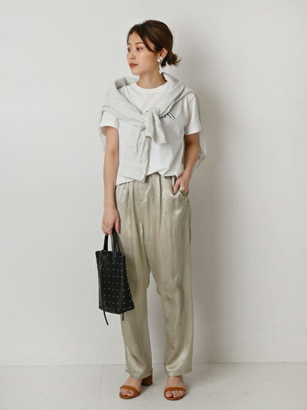 「カットソー、ロゴT、シャツ、グリーン、カラーパンツ、Tシャツ、サテンパンツ、FABIO RUSCONI 、春コーデ、relume」｜「JOURNAL STANDARD relumeのプリントロゴTEE◆（Tシャツ/カットソー、ホワイト系）」を使った、JOURNAL STANDARD EC担当さん（レディース・153cm）の春コーディネートの1枚目の写真