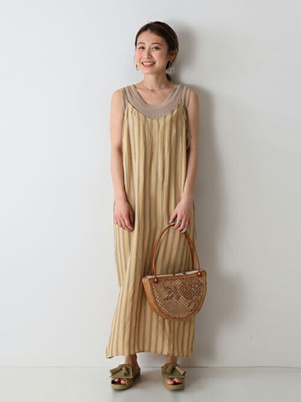 「ワンピース、ストライプ、大人カジュアル、かごバッグ、夏コーデ、カジュアルコーデ、キャミワンピ、relume、bench」｜「JOURNAL STANDARD relumeのキュプラレーヨンキャミワンピース◆（ワンピース、オレンジ系）」を使った、JOURNAL STANDARD EC担当さん（レディース・153cm）の春コーディネートの1枚目の写真