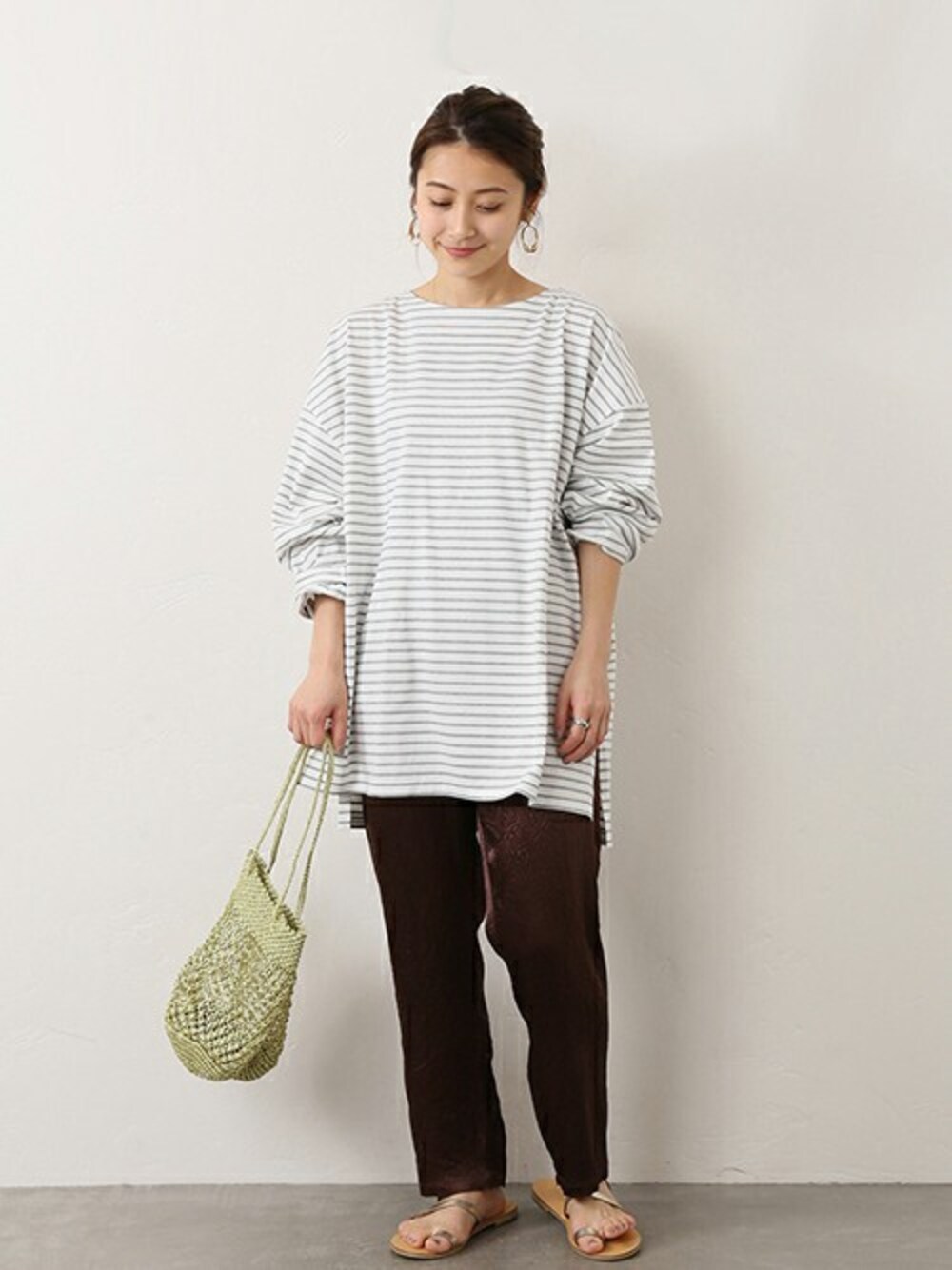「カットソー、ボーダー、Tシャツ、大人カジュアル、サンダル、サテンパンツ、ラフ、春コーデ、relume」｜「JOURNAL STANDARD relumeのBIGシルエットボーダーTシャツ◆（Tシャツ/カットソー、グレー系）」を使った、JOURNAL STANDARD EC担当さん（レディース・153cm）の夏コーディネートの1枚目の写真