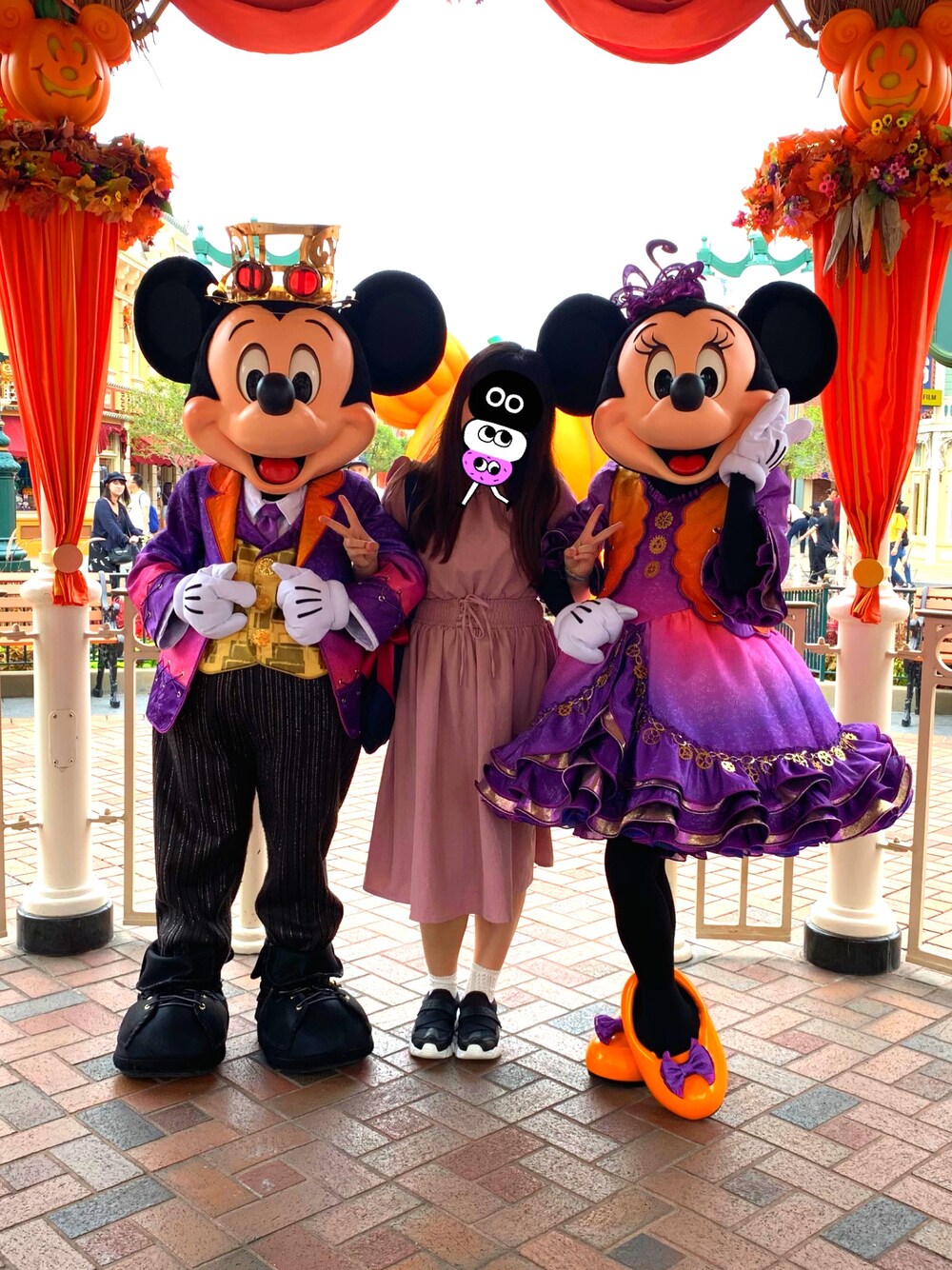 「香港、旅行、香港ディズニー、ワンピース、スニーカー、ミッキー、ミニー、旅行コーデ、たのしかった♡」｜「F i.n.tのアイテム（ワンピース、ピンク系）」を使った、もえりん✩⃛さん（レディース・154cm）の秋コーディネートの1枚目の写真