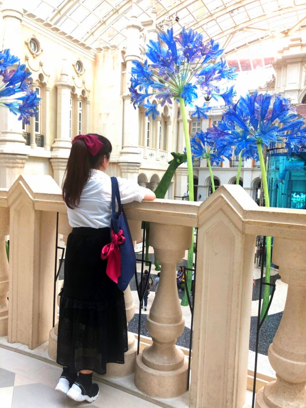「後ろ姿、リボン、ロングスカート、レース、ポニーテール、香港、旅行、スニーカーコーデ、旅行コーデ、海外」｜「w closetのアイテム（シャツ/ブラウス、ホワイト系）」を使った、もえりん✩⃛さん（レディース・154cm）の秋コーディネートの1枚目の写真