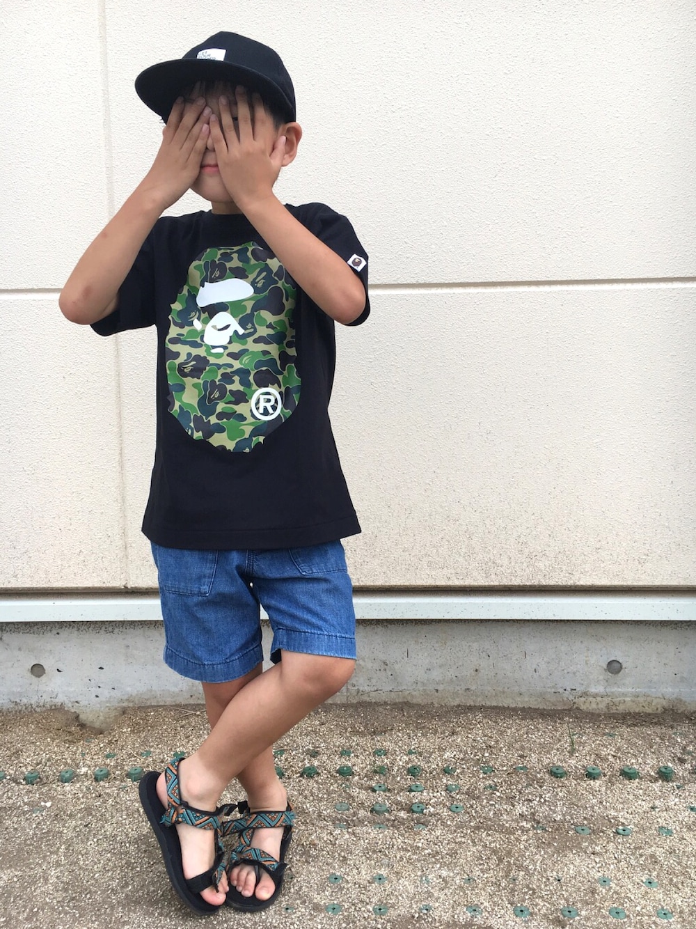 「bapekids、abathingape、黒Tシャツ、kids、KIDSｺｰﾃﾞ、キッズコーデ、キッズファッション、小1、男の子、UNIQLO」｜「UNIQLOのアイテム（デニムパンツ、ブルー系）」を使った、maaryoさん（キッズ・130cm）の夏コーディネートの1枚目の写真