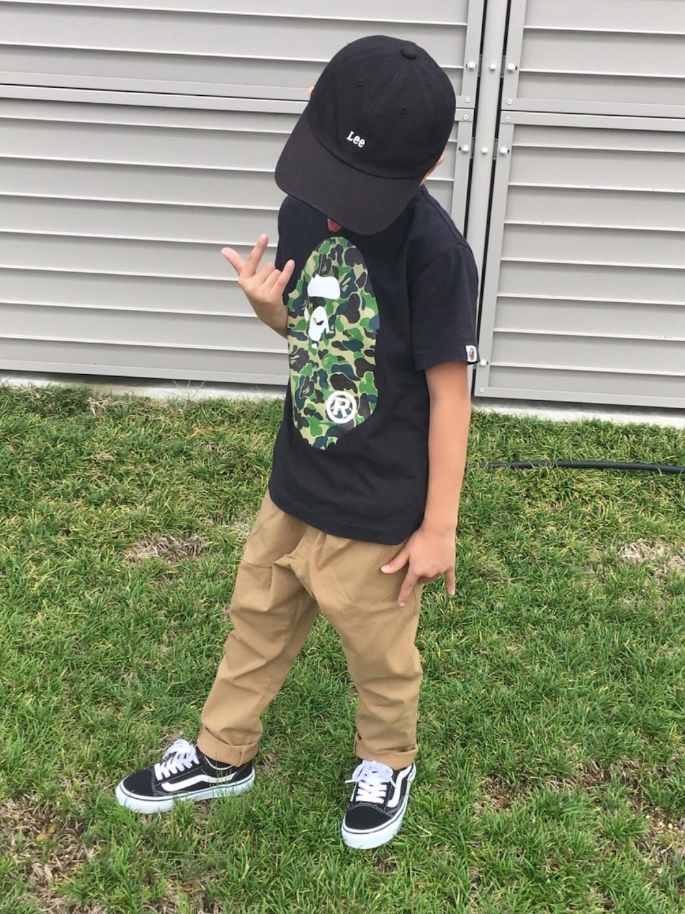 「ストリート、小1、キッズコーデ、キッズファッション、ストリート系、キャップ、bapekids、abathingape、男の子コーデ」｜「BAPE KIDS by a bathing apeのアイテム（Tシャツ/カットソー、ブラック系）」を使った、maaryoさん（レディース・164cm）の秋コーディネートの1枚目の写真