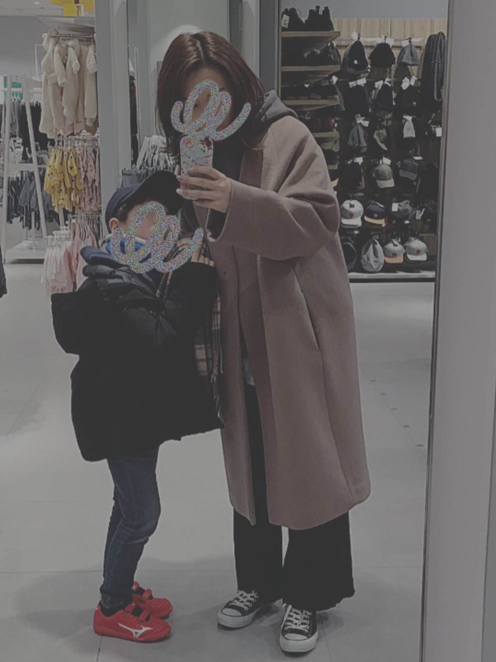 「Ungrid、ニットワイドパンツ、ニットパンツ、パーカー、オールスター、コンバース、ウールコート、H&M、Antie Rosa」｜「JEANASISのアイテム（ノーカラージャケット、ベージュ系）」を使った、maaryoさん（キッズ・130cm）の冬コーディネートの1枚目の写真