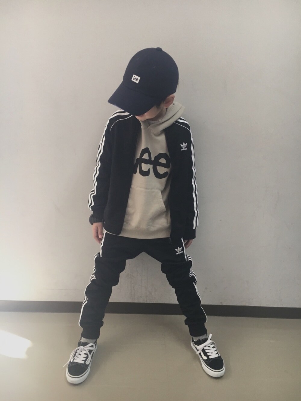「adidas、adidasジャージ、男の子、オールドスクール、LEE、パーカー、ジャージ、トラックパンツ、やっぱりストリートが好き」｜「LeeのLeeロゴプリント　パーカー（パーカー、ベージュ系）」を使った、maaryoさん（キッズ・130cm）の冬コーディネートの1枚目の写真