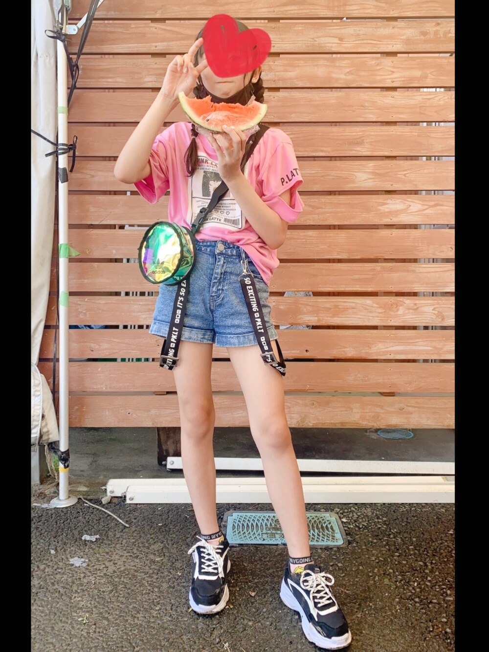 「夏だ！Tシャツ着よう！、キッズコーデ、おしゃれさんと繋がりたい、ショートパンツ、みつあみ、スニーカー、PINK-latte(PINK-latte)、Lovetoxic、デニムパンツ」｜「PINK-latteのアイテム（デニムパンツ、ブルー系）」を使った、maaryoさん（キッズ・147cm）の夏コーディネートの1枚目の写真