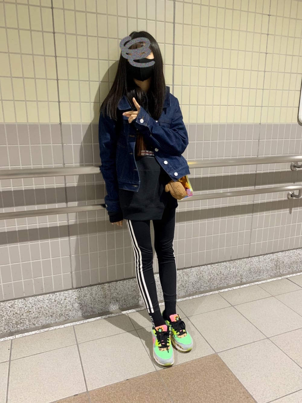 「repipi armario、Gジャン、レギンス、秋のコーデ、休日スタイル、キッズファッション、スニーカー」｜「WEGOのアイテム（パーカー、ブラック系）」を使った、maaryoさん（キッズ・147cm）の秋コーディネートの1枚目の写真