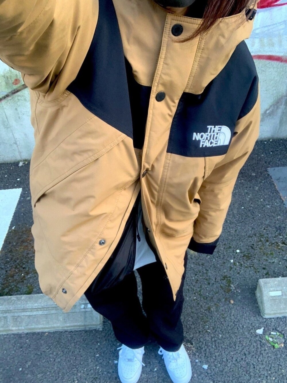 「メンズライク、THE NORTH FACE、マウンテンダウンジャケット、スニーカーコーデ、AF1、エアフォースワン、白スニーカー、holiday」｜「THE NORTH FACEのTHE NORTH FACE / ザ ノースフェイス MOUNTAIN DOWN JK（ダウンジャケット/コート、ベージュ系）」を使った、maaryoさん（キッズ・147cm）の秋コーディネートの1枚目の写真