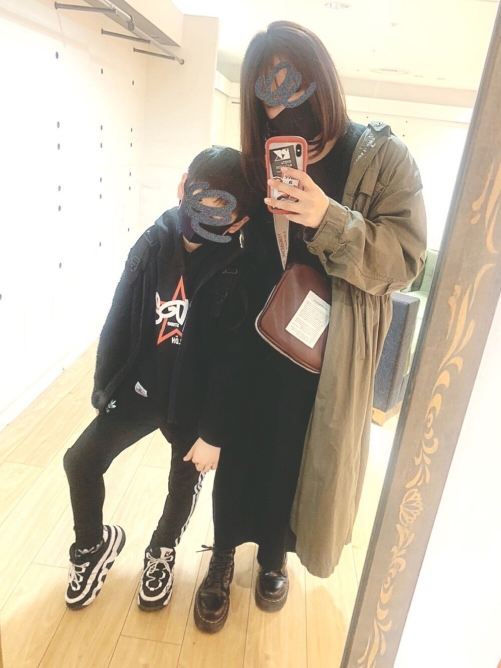 「休日コーデ、キッズファッション、春コーデ、ミリタリージャケット、Ungrid、starter、男の子コーデ、ボブ、JADON、Dr.Martens」｜「FREAK'S STOREのTHEATRE PRODUCTS×FREAK'S STORE/シアタープロダクツ　別注ECO LEATHER SHOULDER/別注エコレザーショルダー(フェイクレザー)（ショルダーバッグ、ブラウン系）」を使った、maaryoさん（キッズ・152cm）の冬コーディネートの1枚目の写真