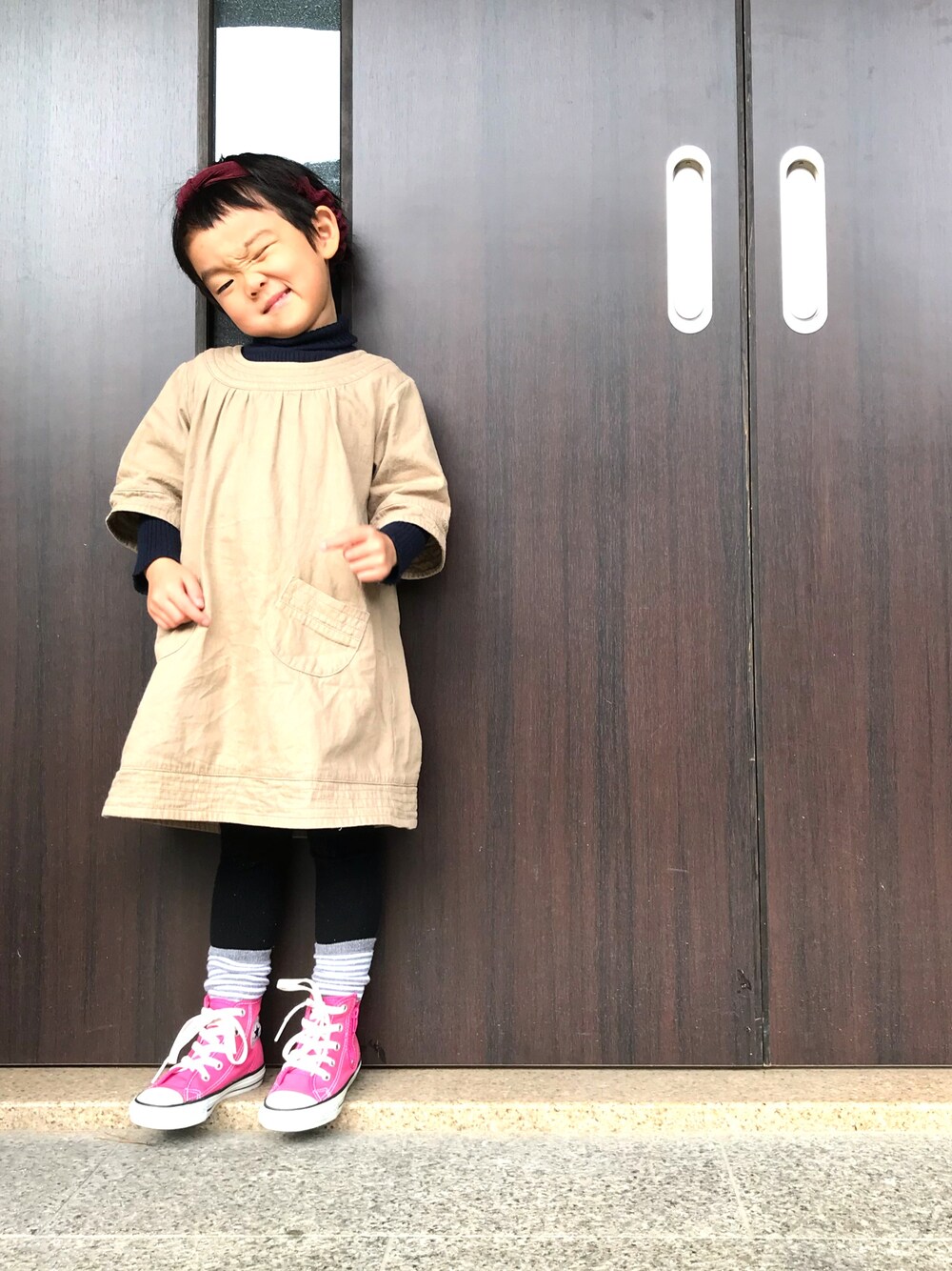 「ワンピース、リブタートルネック、コンバース ハイカット、@NIKOTOHA」｜「CONVERSEのCHILD ALL STAR VVD RZ HI/チャイルドオールスター　VVD RZ HI（スニーカー、ピンク系）」を使った、nicori.さん（キッズ・90cm）の秋コーディネートの1枚目の写真