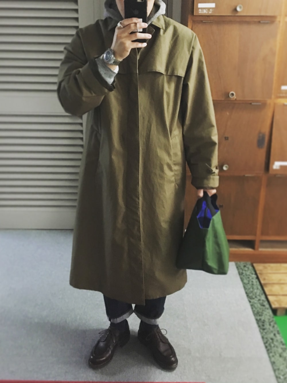「冬、休日スタイル、カジュアルコーデ、シンプル、革靴、オーラリー、エルベシャプリエ、ootd」｜「AURALEEのアイテム（その他アウター、ベージュ系）」を使った、岡田さん（メンズ・171cm）の冬コーディネートの1枚目の写真
