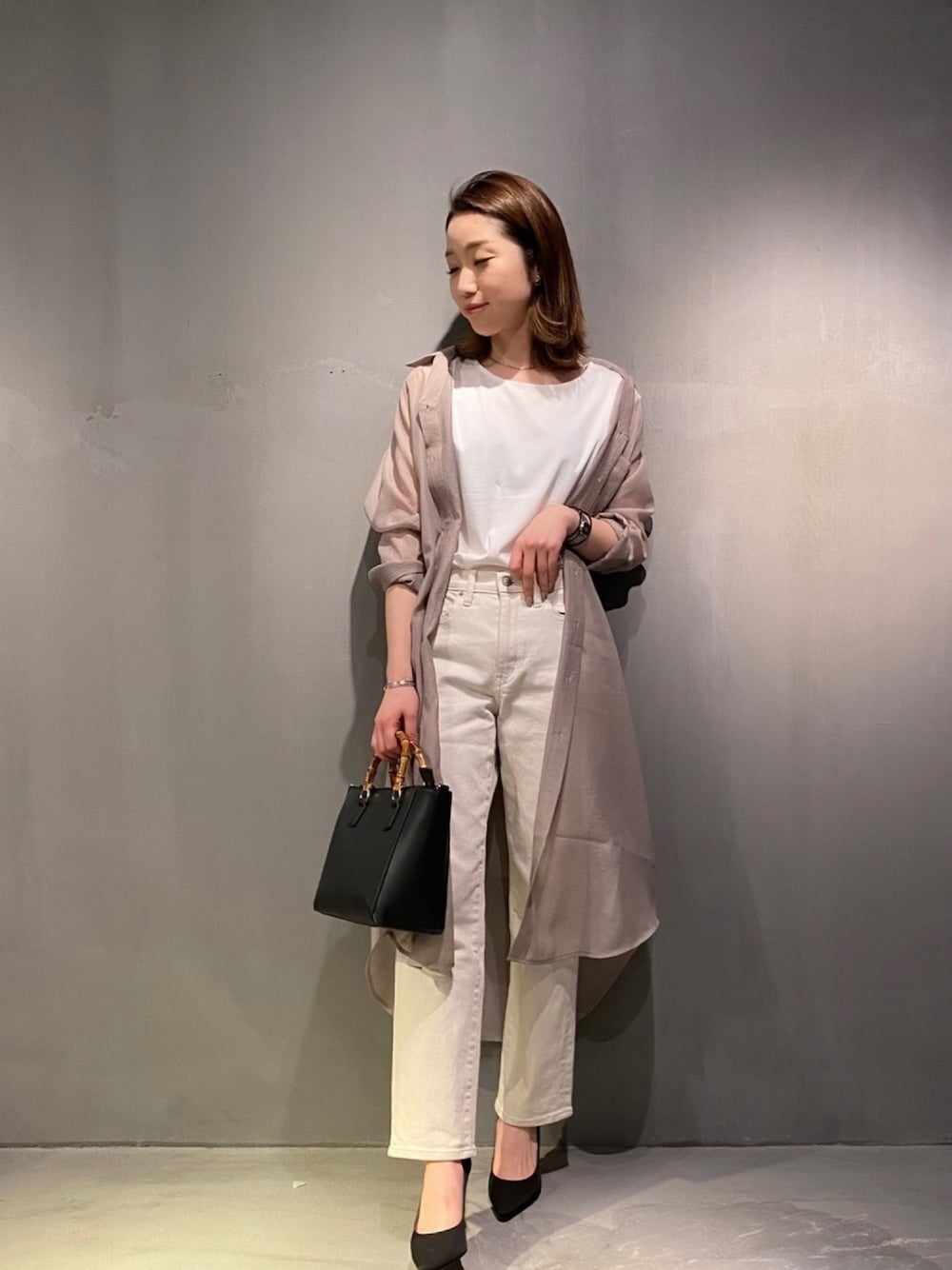 「シャツワンピ、ロングシャツ、白パンツ、UNIQLO、オトナカジュアル、透け感、ロングカーディガン、バブーシュ、ヒール、ベージュ」｜「COLONY 2139のスマートノースリーブＴシャツ（Tシャツ/カットソー、ホワイト系）」を使った、YUKIさん（レディース・163cm）の春コーディネートの1枚目の写真
