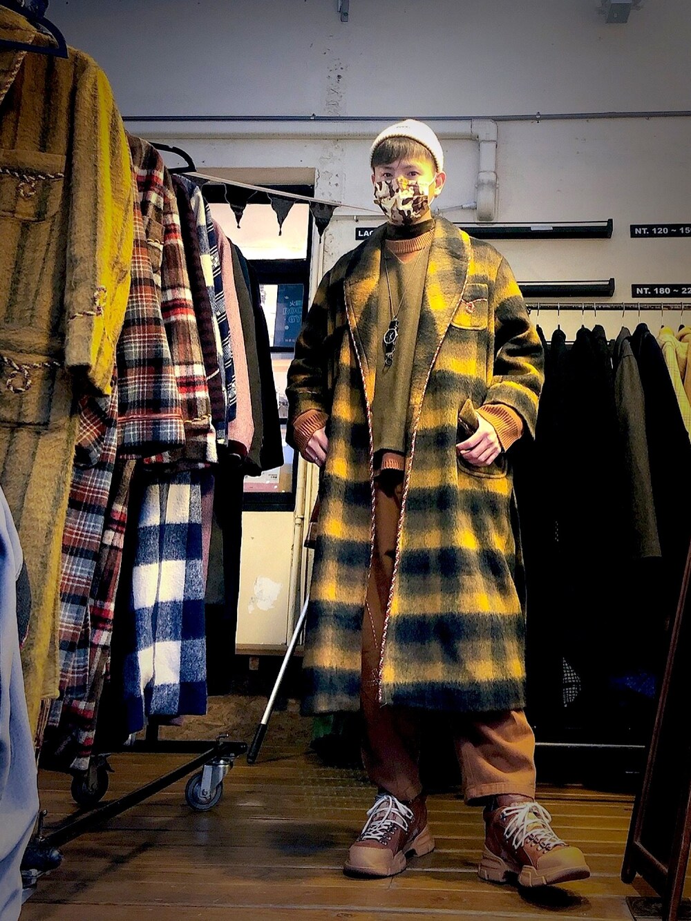 「黑德森のアイテム（ノーカラーコート、イエロー系）」を使った、Kidd さん（メンズ・172cm）の冬コーディネートの1枚目の写真