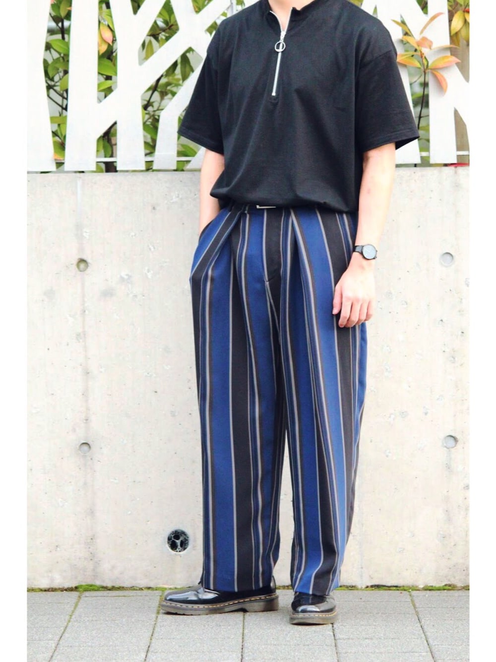 「おしゃれさんと繋がりたい、ストライプパンツ、タックイン、ワイドパンツ、ハーフジップ、HARE、Dr.Martens、KOMONO.」｜「HAREのZIPカットプルオーバー(HARE)（Tシャツ/カットソー、ブラック系）」を使った、kennさん（メンズ・166cm）の夏コーディネートの1枚目の写真