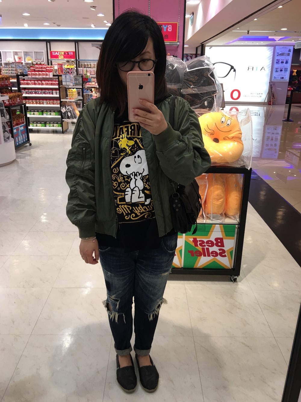 「UngridのルーズサテンＭＡ－１（MA-1、グリーン系）」を使った、Dorisさん（レディース・158cm）の春コーディネートの1枚目の写真