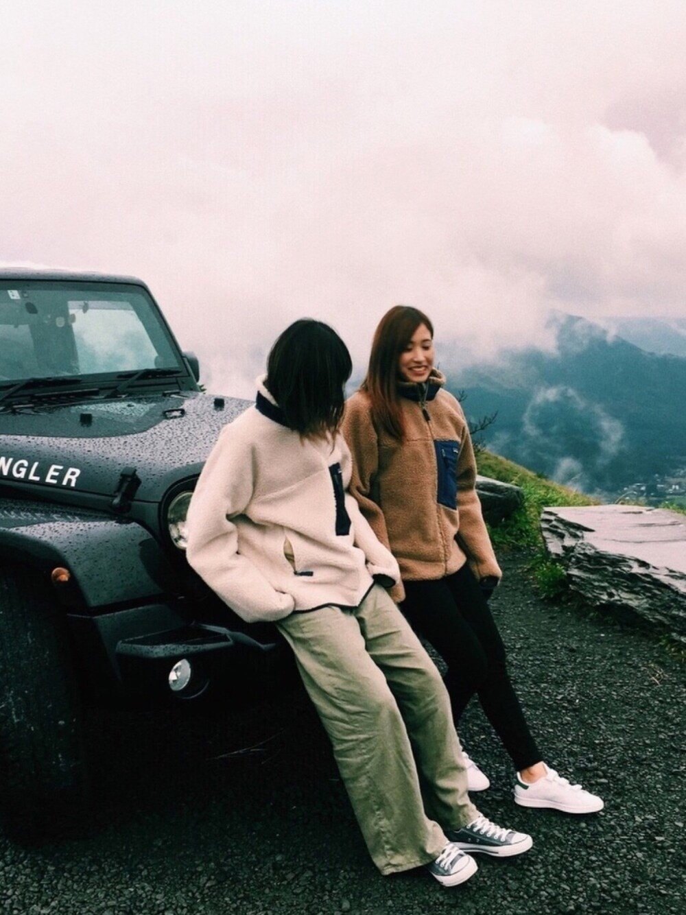 「patagonia、パタゴニア、レトロX、JEEP、Wrangler、ラングラー、カジュアル、秋のコーデ」｜「niko and...のハイウエストバギーパンツ【niko and ...】（その他パンツ、グリーン系）」を使った、tomoさん（レディース・166cm）の秋コーディネートの1枚目の写真