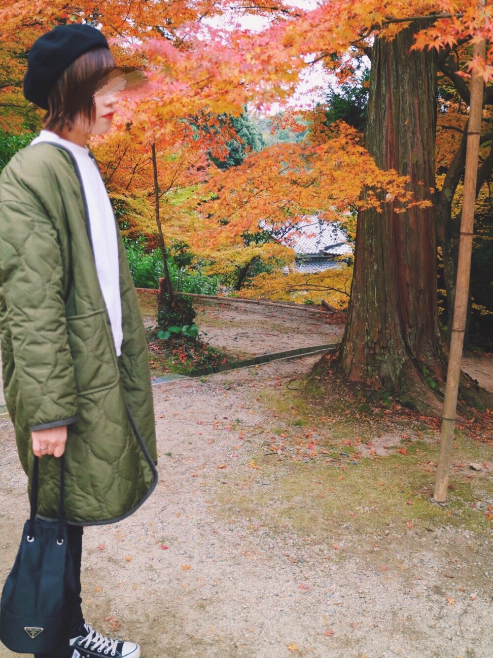 グリーン系のジャケット/アウター、ブラック系のその他パンツ、ブラック系のハンドバッグを着用したレディースの秋コーディネートの1枚目の写真