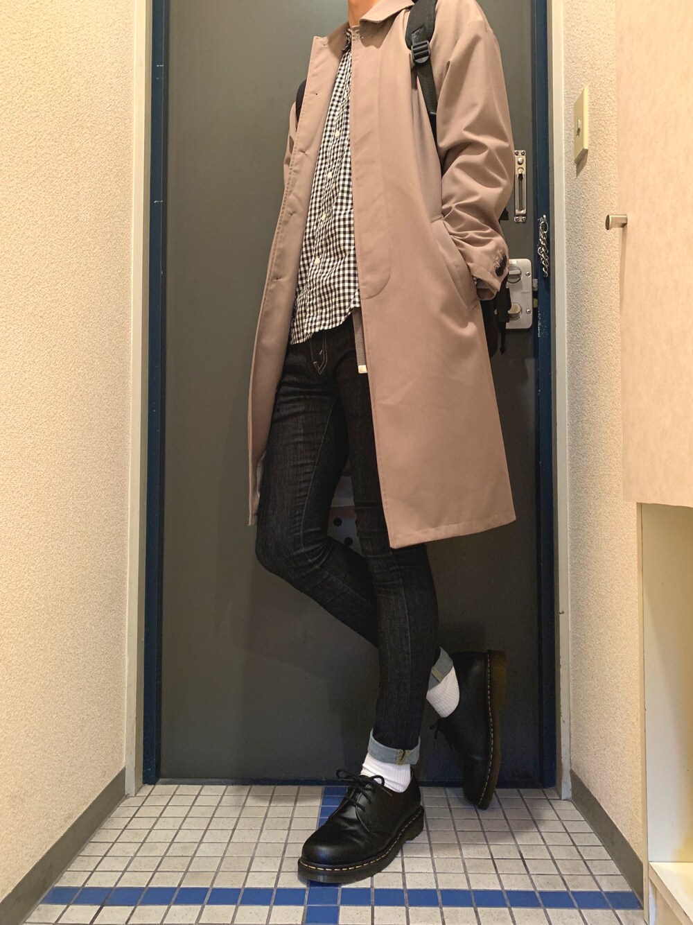「シンプル、スキニーデニム、コート、白ソックス、ステンカラーコート、シャツスタイル、チェックシャツ、春コーデ、革靴、ガチャベルト」｜「DOOPZのDOOPZ TRドロップショルダーステンカラーコート（ステンカラーコート、ベージュ系）」を使った、@soranoさん（メンズ・177cm）の冬コーディネートの1枚目の写真