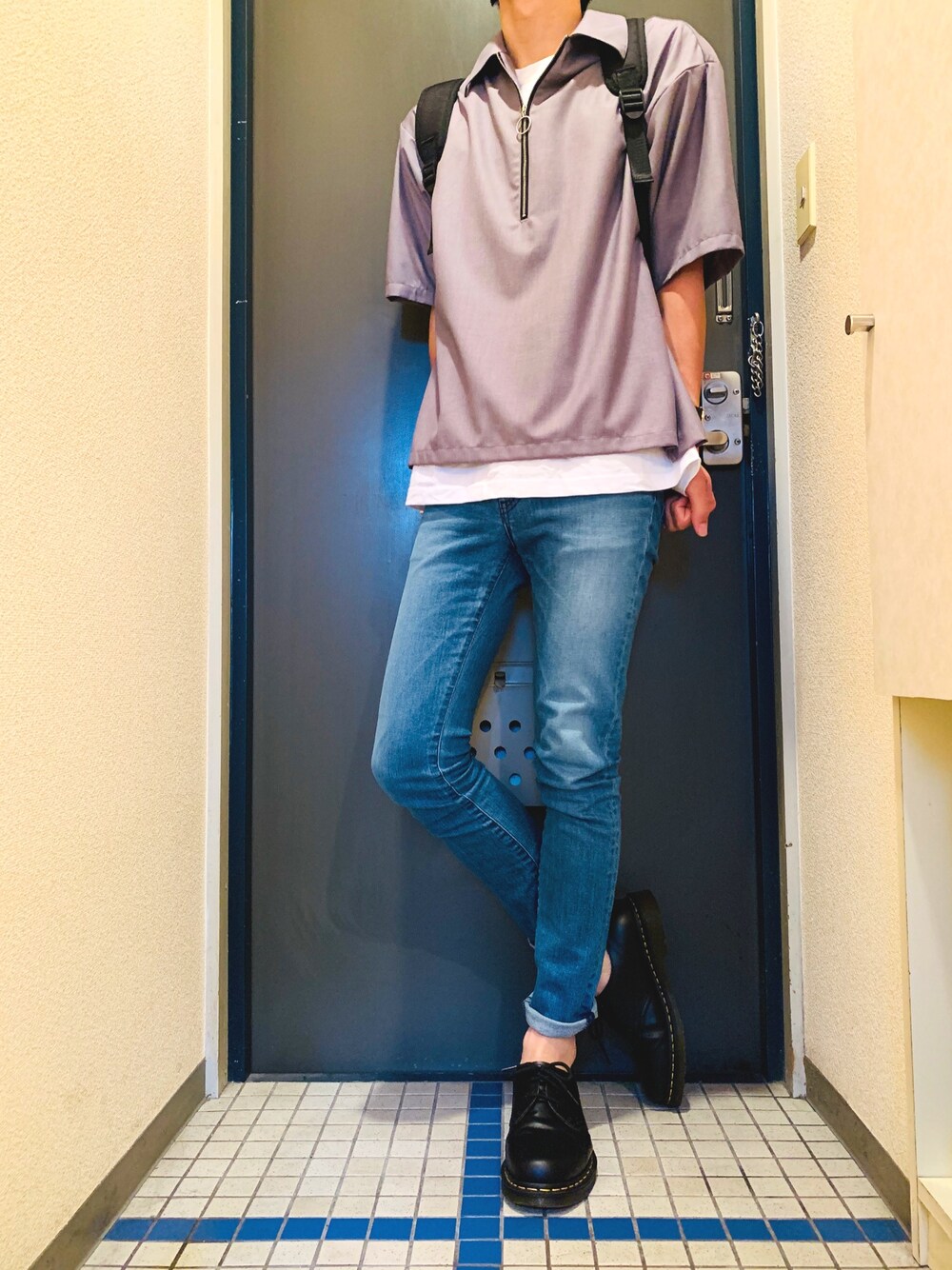 グレー系のシャツ/ブラウス、ホワイト系のTシャツ/カットソー、ブルー系のデニムパンツを着用したメンズの夏コーディネートの1枚目の写真