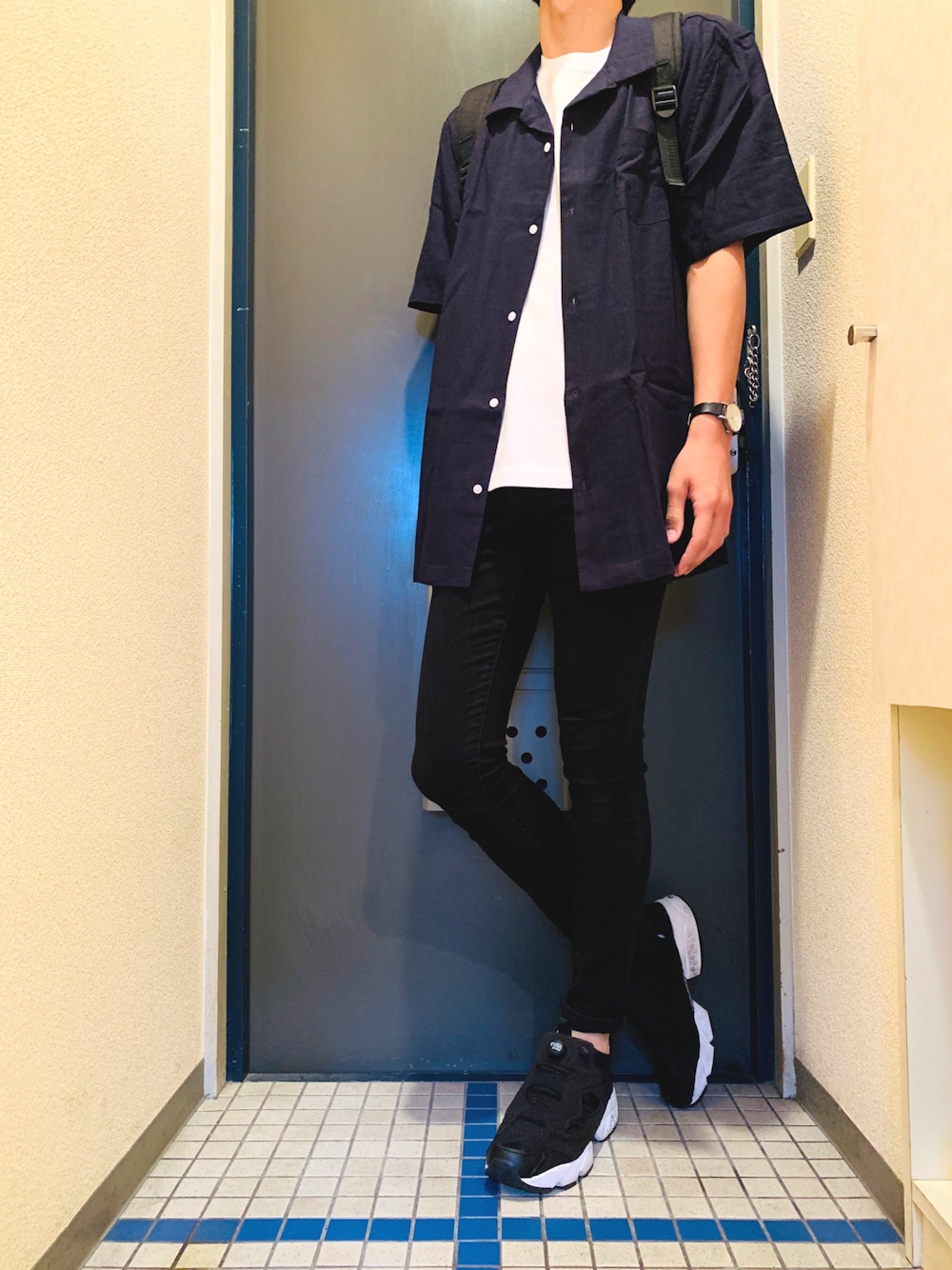 ブルー系のシャツ/ブラウス、ホワイト系のTシャツ/カットソー、ブラック系のデニムパンツを着用したメンズの夏コーディネートの1枚目の写真