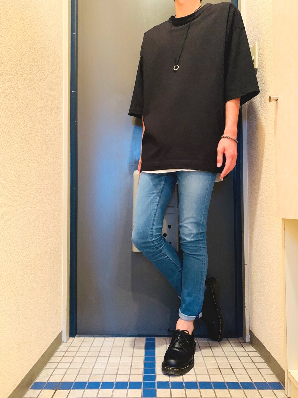 ブラック系のTシャツ/カットソー、ホワイト系のタンクトップ、ブルー系のデニムパンツを着用したメンズの夏コーディネートの1枚目の写真