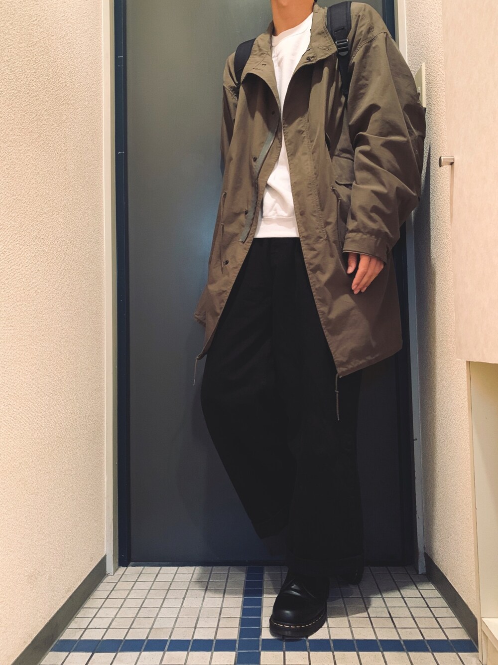 「M-65、カーキ、スウェット、ワイドパンツ、革靴、秋のコーデ、やっぱりストリートが好き、シンプル、ラフ、きれいめカジュアル」｜「FREAK'S STOREのWEB限定 M-65 ビッグシルエット スタンドモッズコート（モッズコート、グリーン系）」を使った、@soranoさん（メンズ・177cm）の秋コーディネートの1枚目の写真