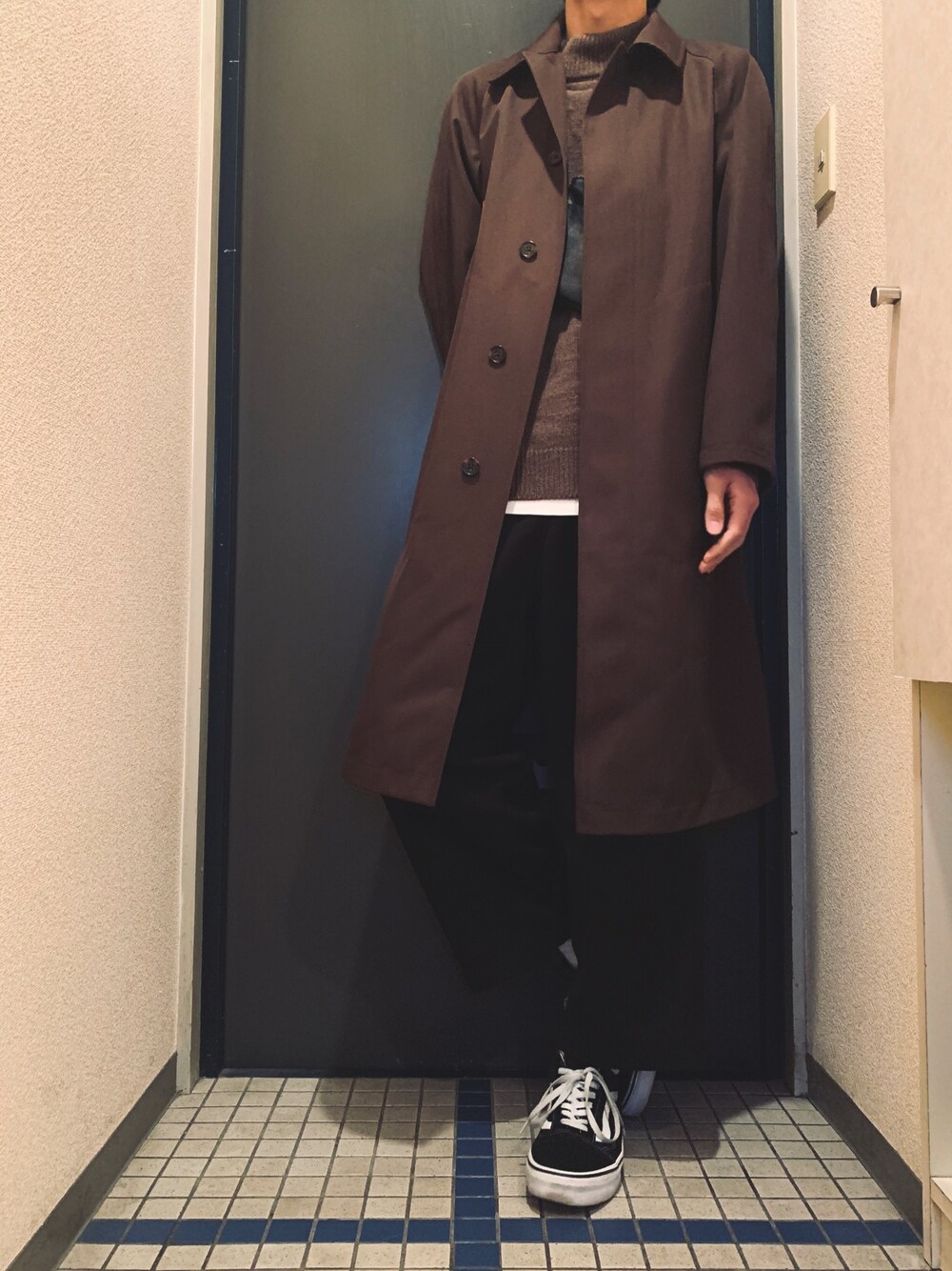 「ステンカラーコート、ユニクロ、ブラウン色に染まれ、ニット、サコッシュ、ワイドパンツ、スニーカー、シンプル、きれいめカジュアル、春コーデ」｜「UNIQLOのブロックテックオーバーサイズコート（その他アウター、ブラウン系）」を使った、@soranoさん（メンズ・177cm）の冬コーディネートの1枚目の写真