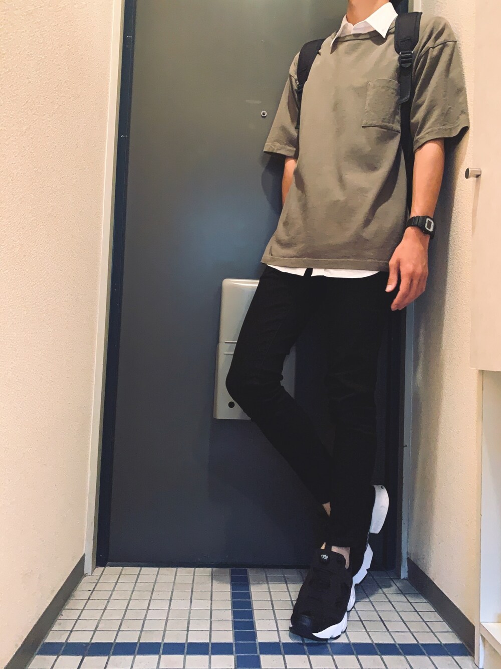 グリーン系のTシャツ/カットソー、ホワイト系のシャツ/ブラウス、ブラック系のデニムパンツを着用したメンズの夏コーディネートの1枚目の写真