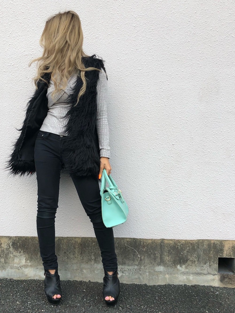 「ootd、秋、ベスト、ファーベスト、パンプス、スキニー、黒スキニー」｜「ANAPのファーベスト（その他アウター、ブラック系）」を使った、RIKOさん（レディース・150cm）の秋コーディネートの1枚目の写真