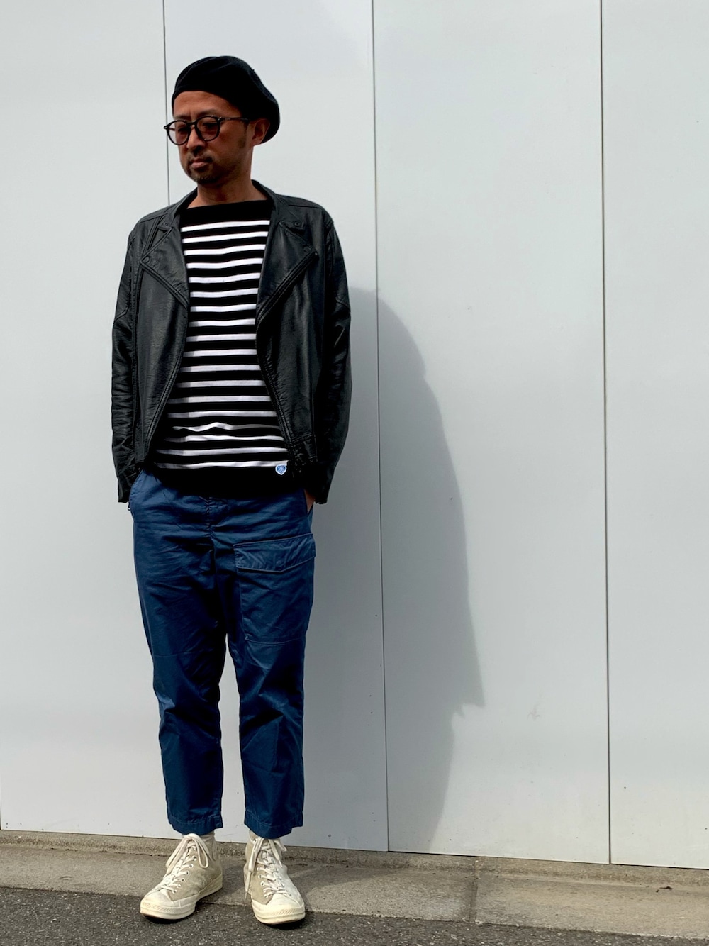 「おしゃれさんと繋がりたい、シンプルコーデ、ライダースジャケット、大人カジュアル、スニーカー、レイヤードスタイル、converse、休日コーデ、大人コーデ、オトナカジュアル」｜「H&Mのアイテム（ライダースジャケット、ブラック系）」を使った、Ryugo Saishuさん（メンズ・177cm）の春コーディネートの1枚目の写真