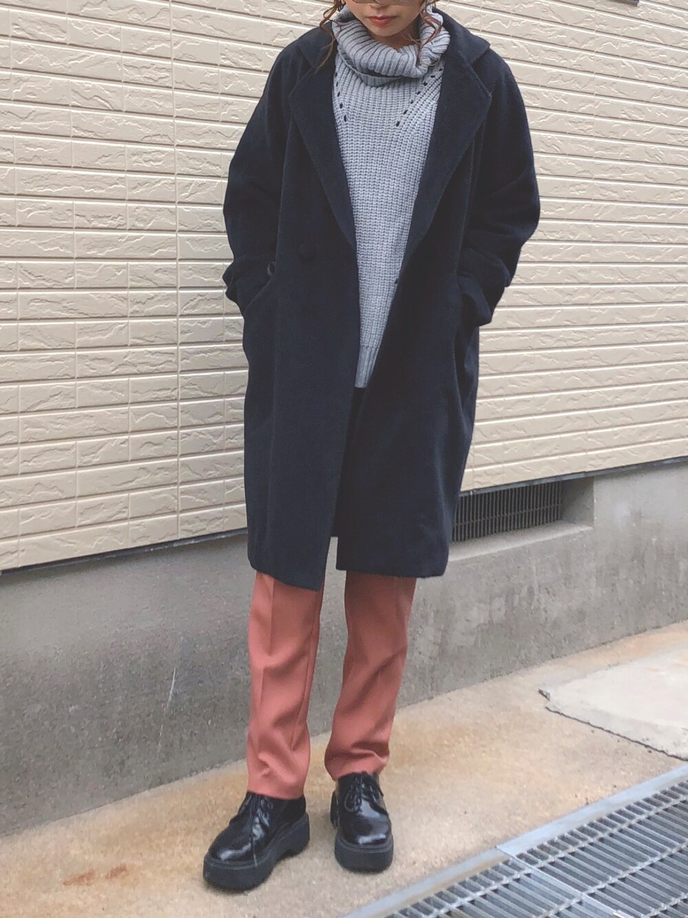グレー系のニット/セーター、グレー系のニット/セーター、ブラック系のチェスターコートを着用したレディースの冬コーディネートの1枚目の写真